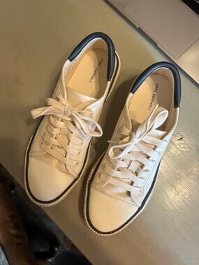 Free Assembly Sneakers Off-white and navy size 9